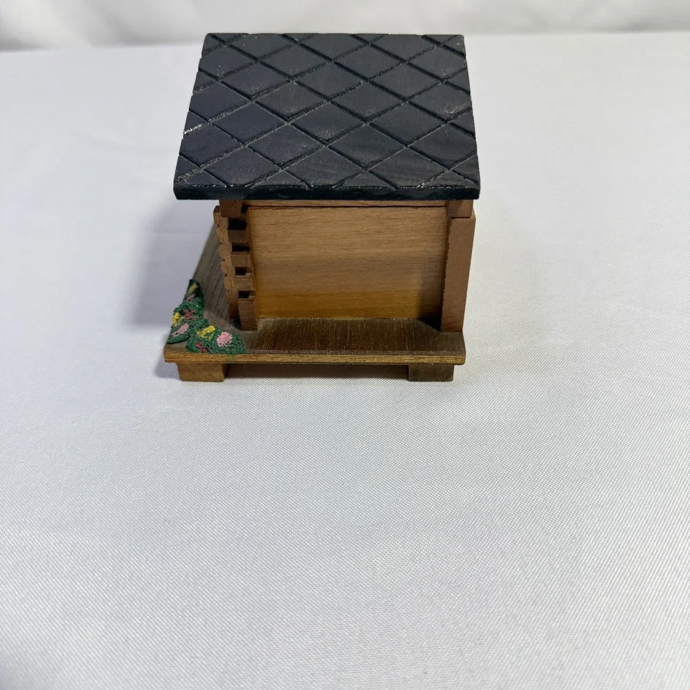 Wood Cabin/Cottage/House Music Box Made‎ in Japan. WORKS VTG Adorable!